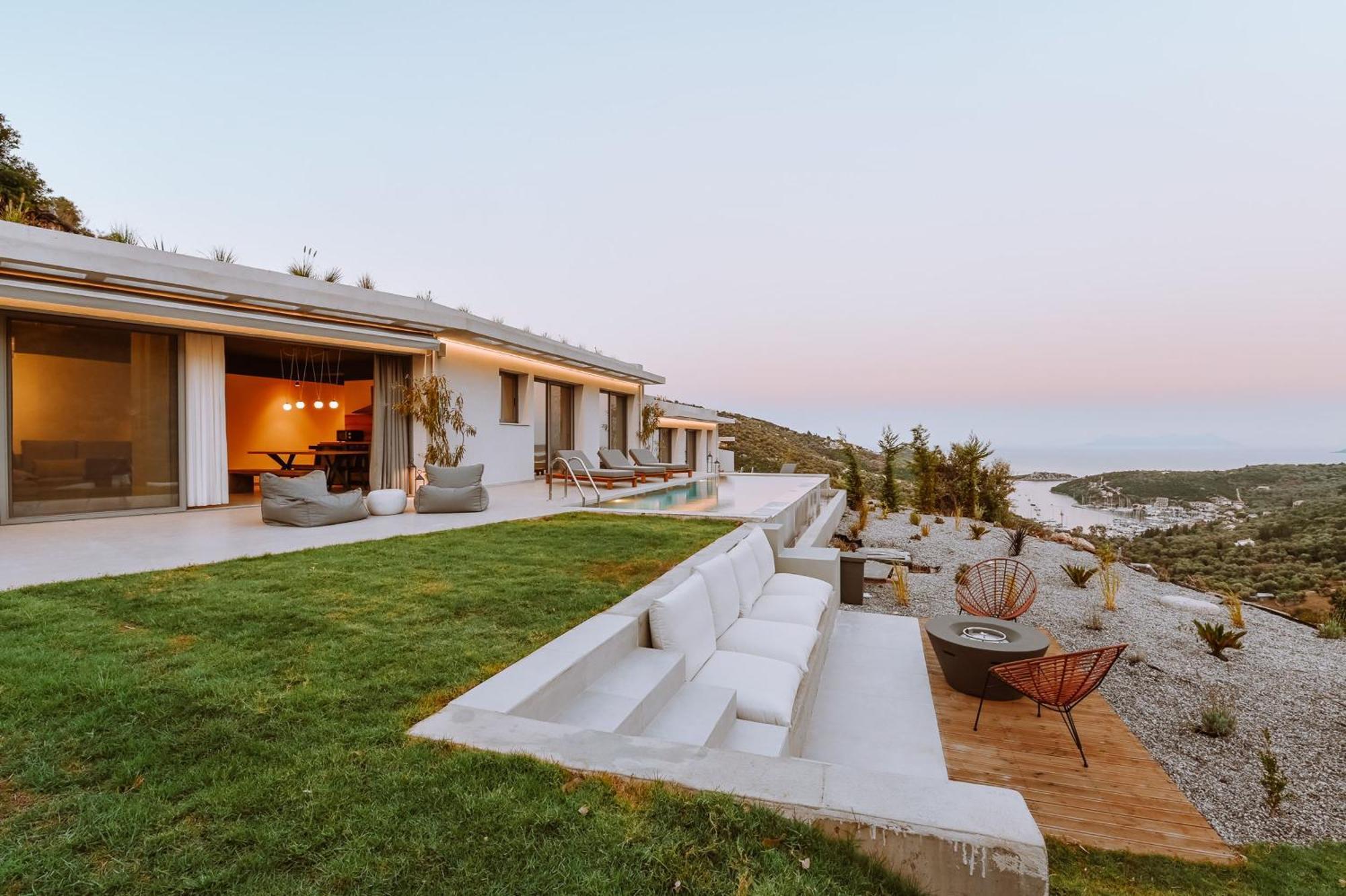 Luxury Theros With Private Pools Vila