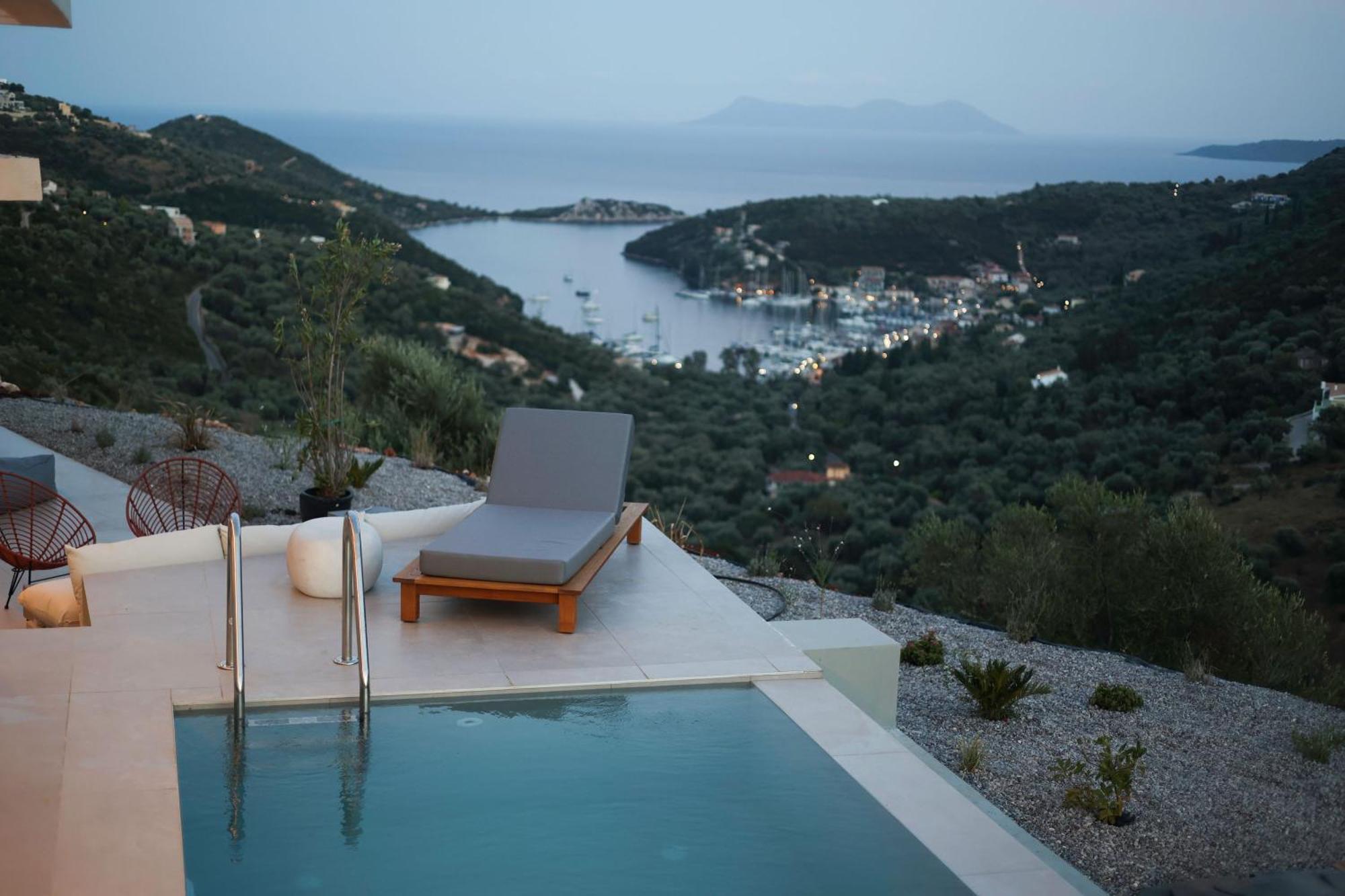 Villa Luxury Theros With Private Pools