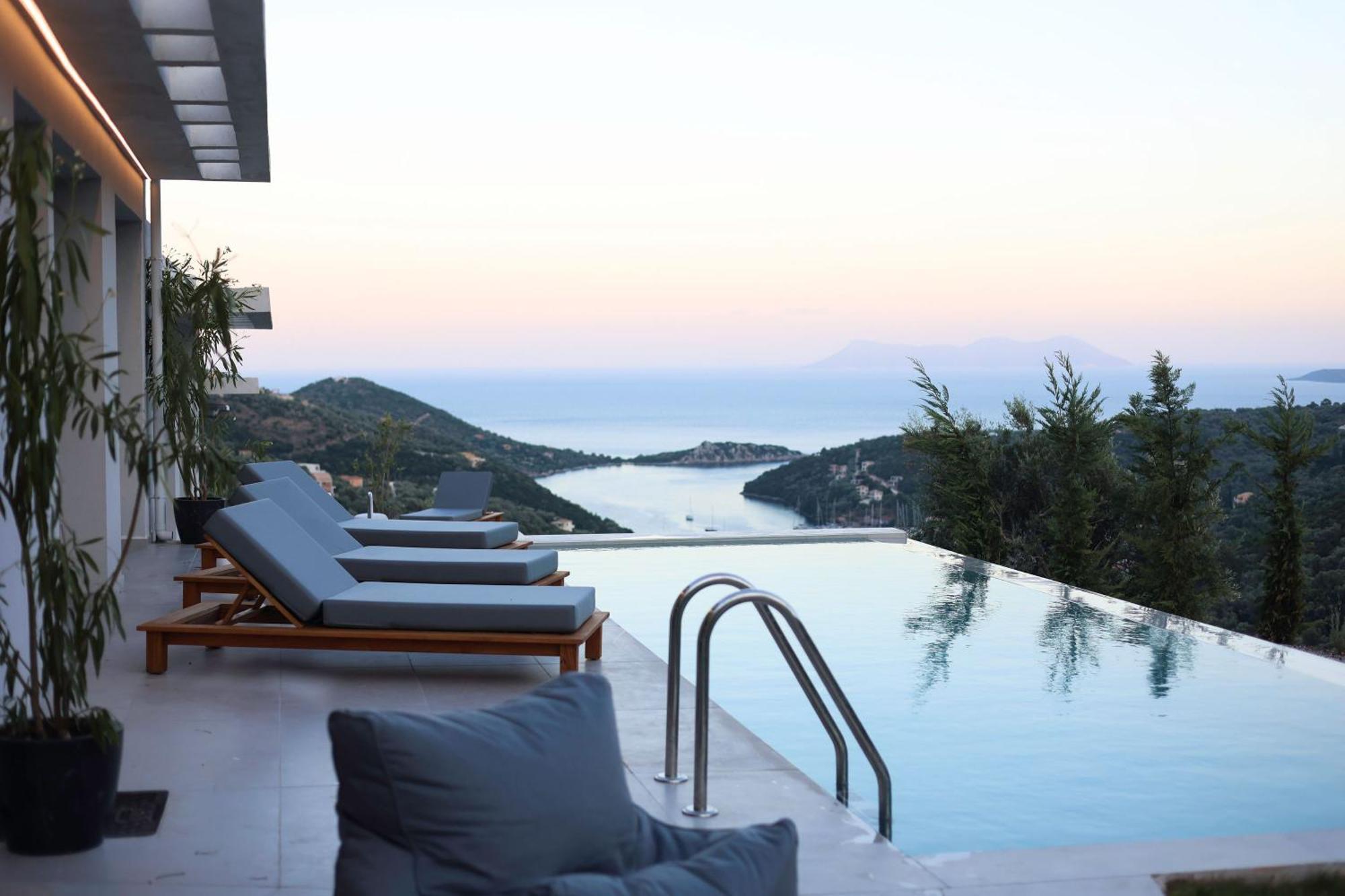 Villa Luxury Theros With Private Pools
